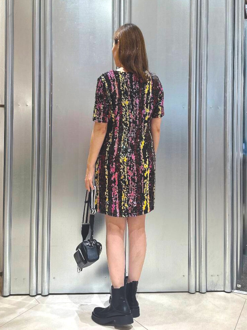 ブラック系のボディバッグ/ウエストポーチ、ブラック系のブーツ、その他のワンピースを着用したレディースの秋コーディネートの3枚目の写真