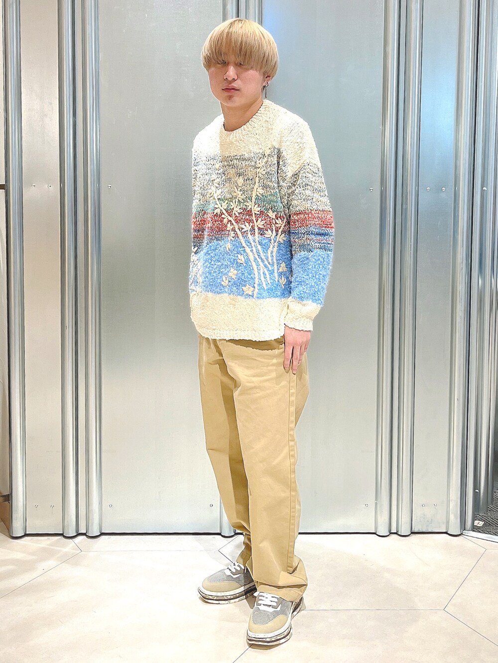 ブラウン系のスニーカー、その他のニット/セーター、ブラウン系のチノパンツを着用したメンズの秋コーディネートの2枚目の写真