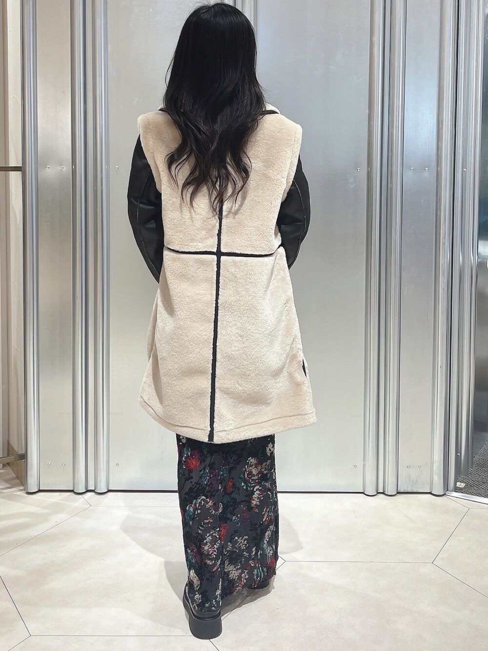 ブラウン系のその他アウター、ブラック系のハンドバッグ、ブラック系のワンピースを着用したレディースの秋コーディネートの3枚目の写真