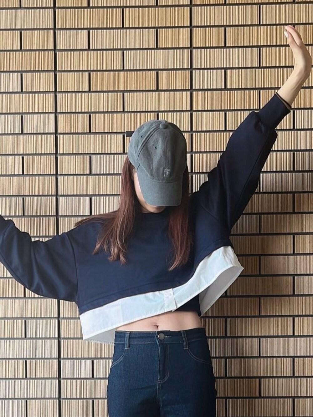 ブラック系のデニムパンツ、その他のスウェットを着用したレディースの春コーディネートの2枚目の写真