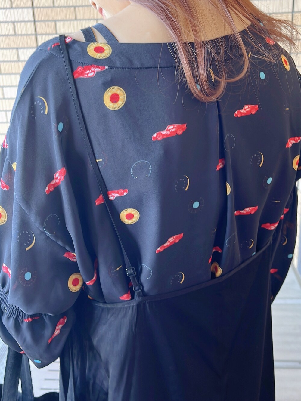 ブラック系のつなぎ/オールインワン、ブラック系のトートバッグ、ブラック系のスリッポンを着用したレディースの春コーディネートの2枚目の写真