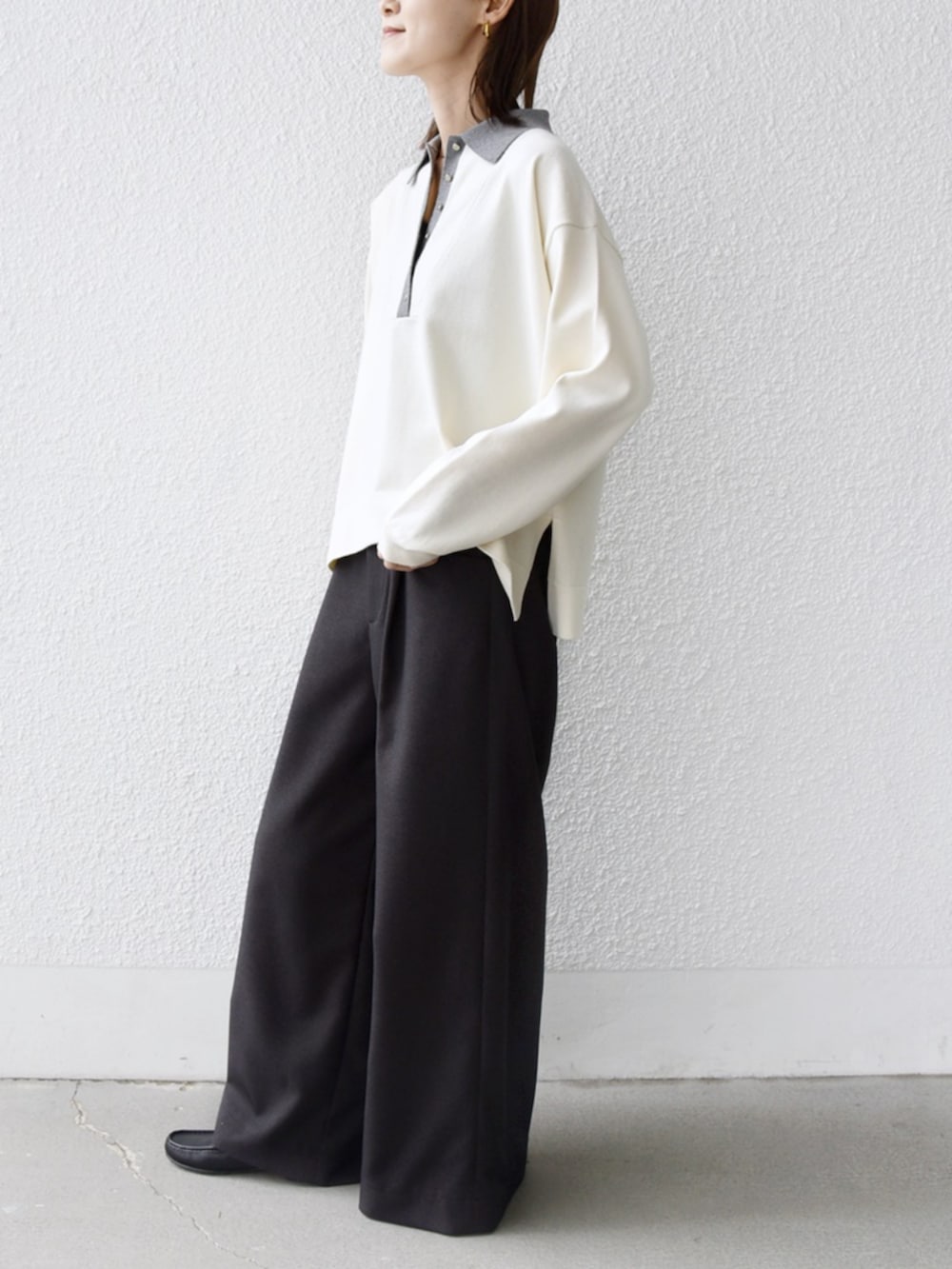 ホワイト系のニット/セーターを着用したレディースの秋コーディネートの2枚目の写真