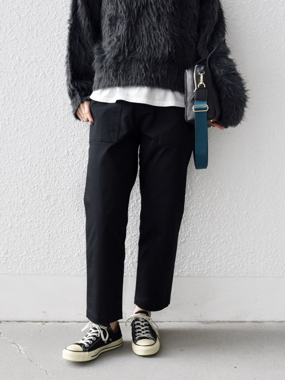 ブラック系のその他パンツ、ホワイト系のTシャツ/カットソー、グレー系のニット/セーターを着用したレディースの秋コーディネートの2枚目の写真