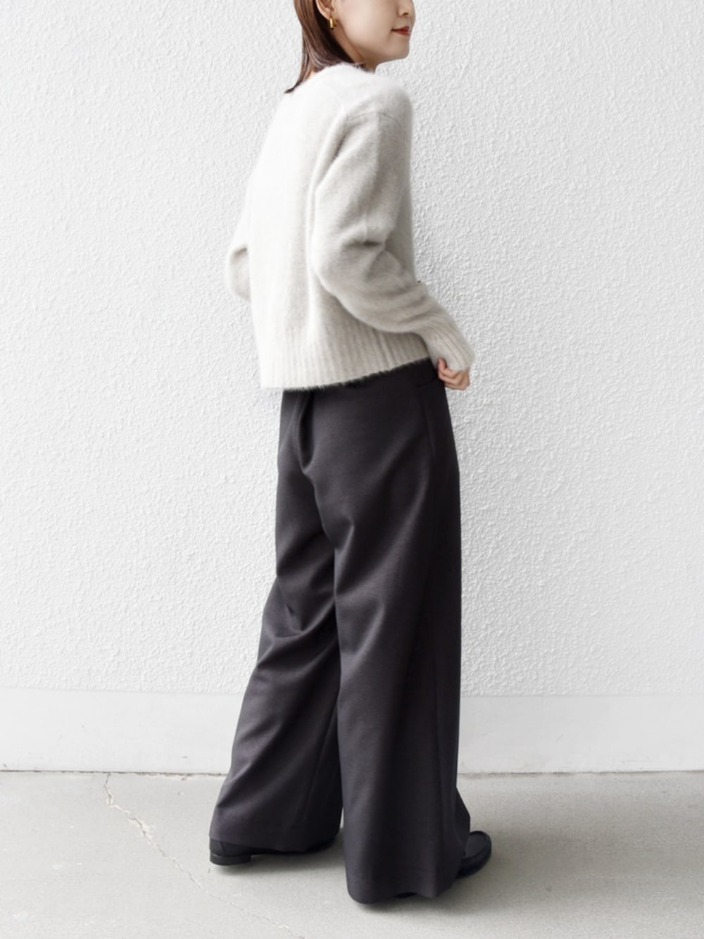 ホワイト系のカーディガン/ボレロ、グレー系のストール/ショールを着用したレディースの秋コーディネートの3枚目の写真