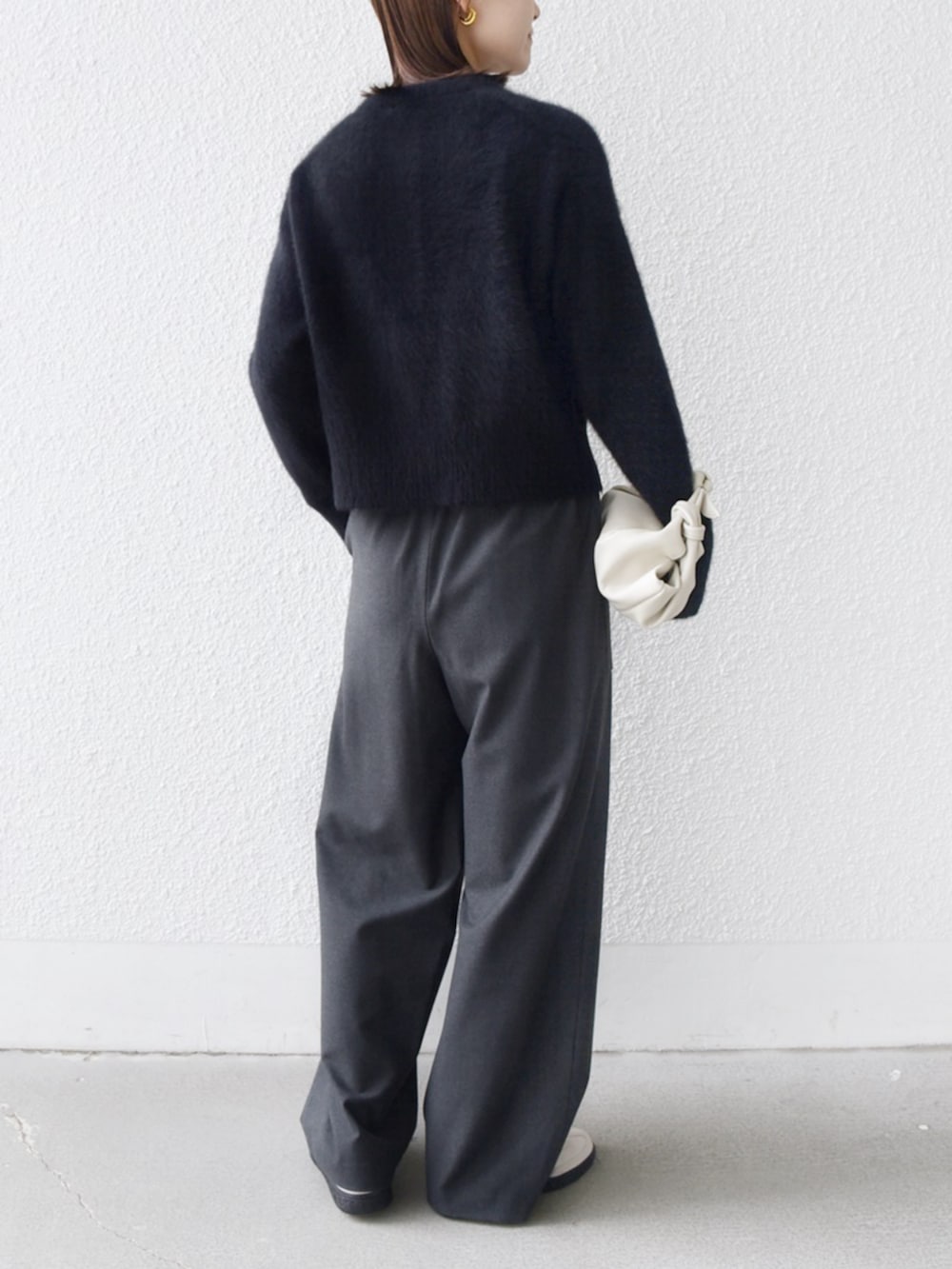 ブラック系のカーディガン/ボレロ、グレー系のその他パンツを着用したレディースの秋コーディネートの2枚目の写真