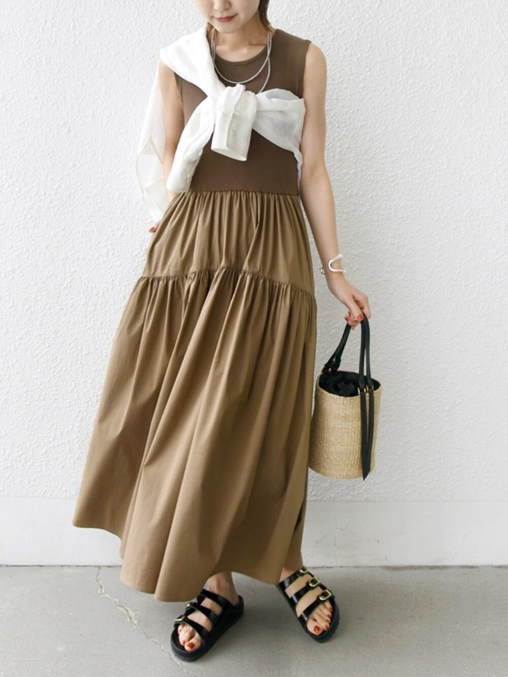 ホワイト系のシャツ/ブラウス、ベージュ系のトートバッグ、ブラウン系のワンピースを着用したレディースの夏コーディネートの2枚目の写真