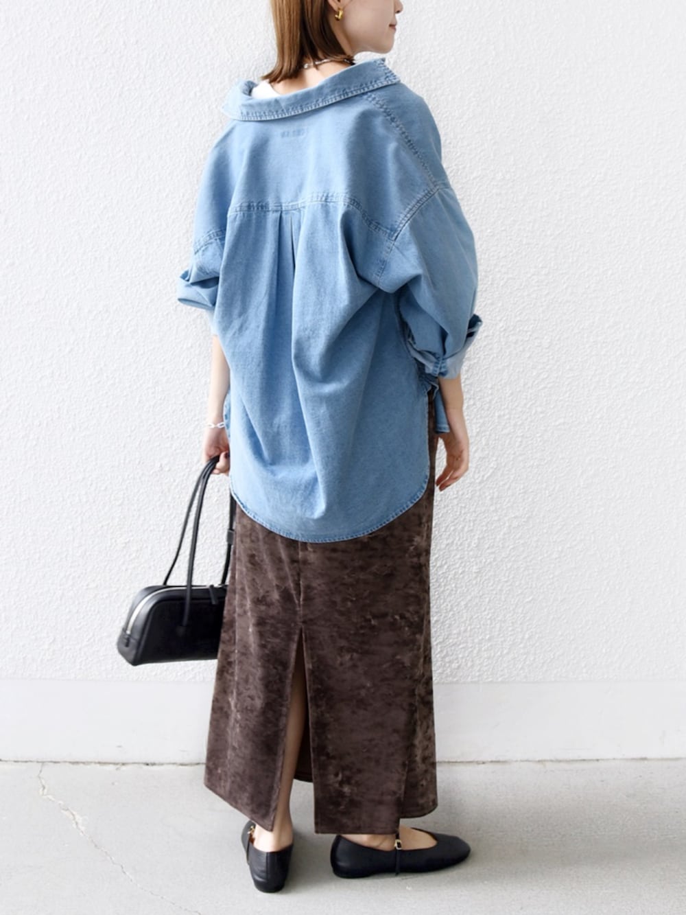 ブルー系のシャツ/ブラウス、ホワイト系のタンクトップ、ブラウン系のスカートを着用したレディースの秋コーディネートの2枚目の写真