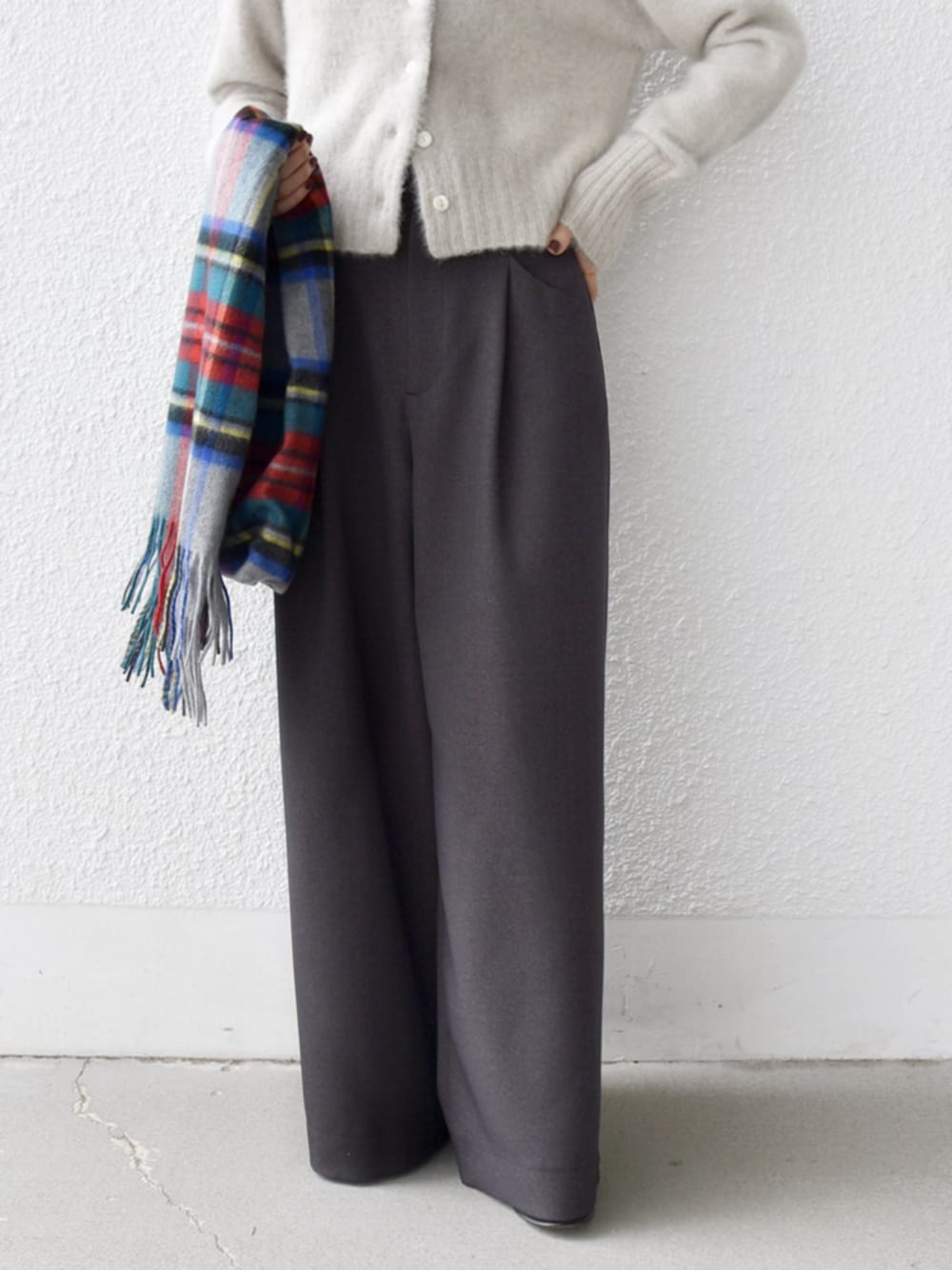 ホワイト系のカーディガン/ボレロ、グレー系のストール/ショールを着用したレディースの秋コーディネートの4枚目の写真