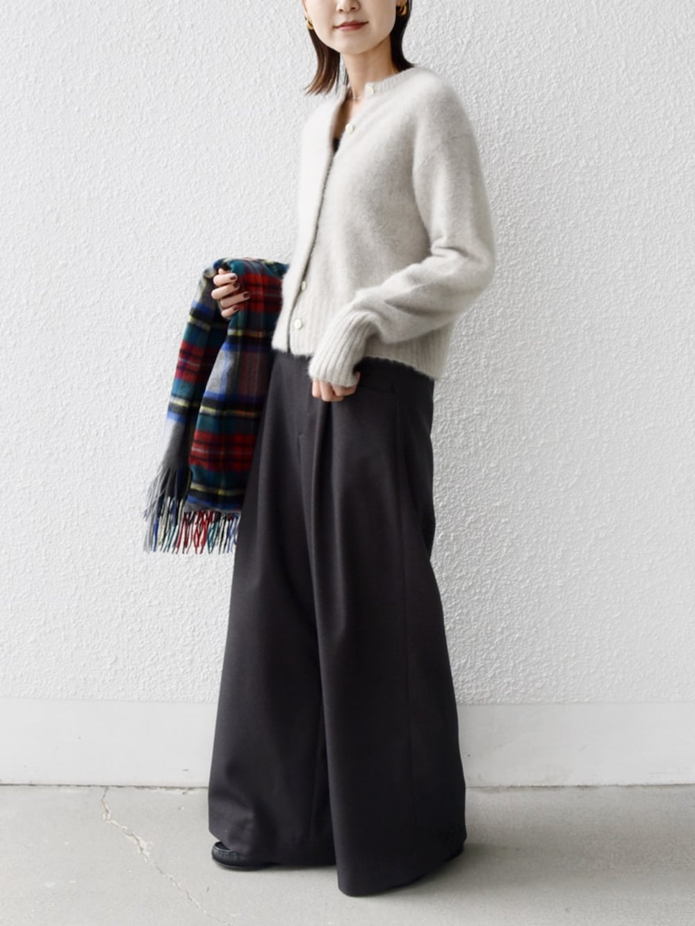 ホワイト系のカーディガン/ボレロ、グレー系のストール/ショールを着用したレディースの秋コーディネートの2枚目の写真