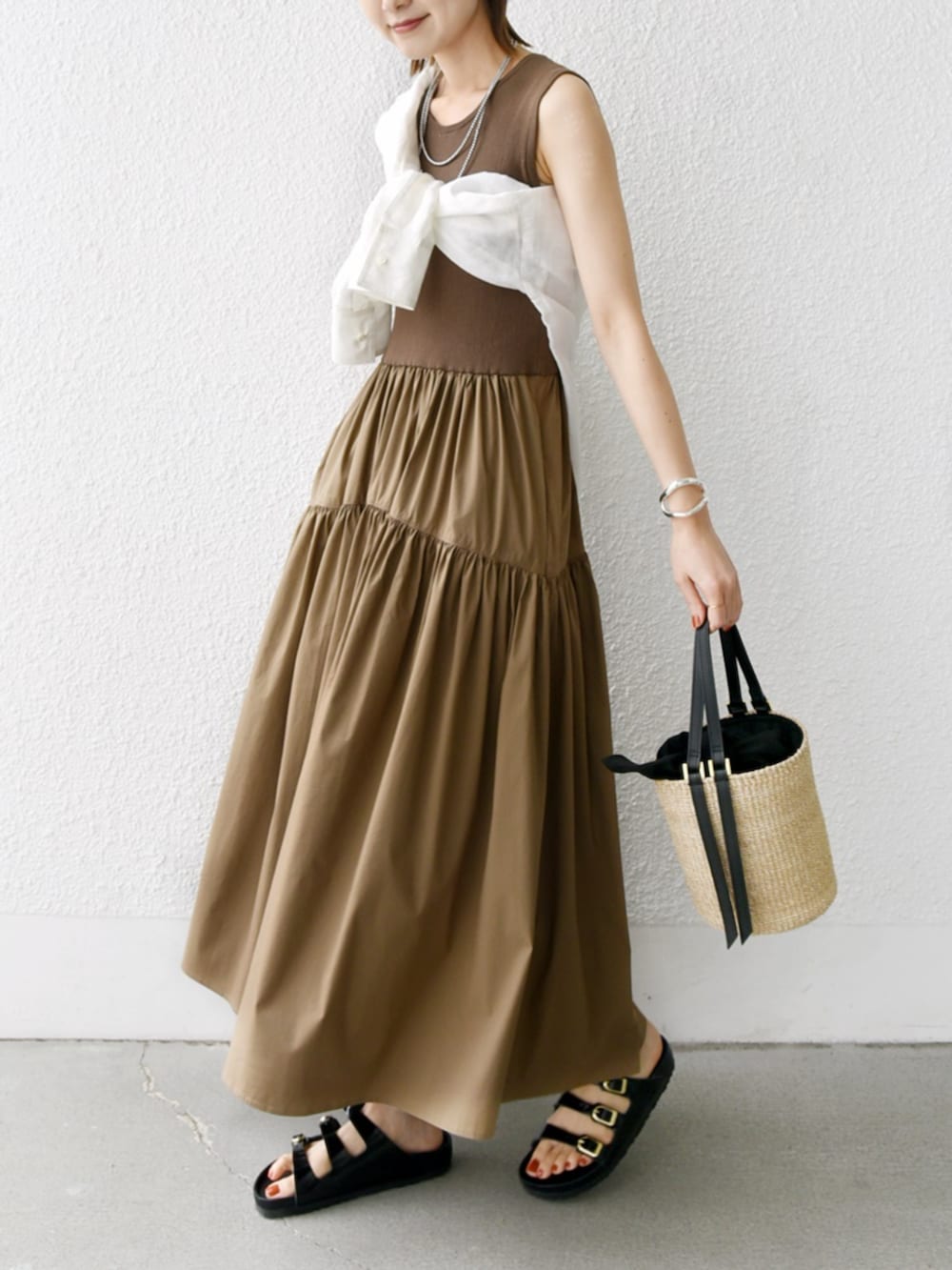ホワイト系のシャツ/ブラウス、ベージュ系のトートバッグ、ブラウン系のワンピースを着用したレディースの夏コーディネートの3枚目の写真
