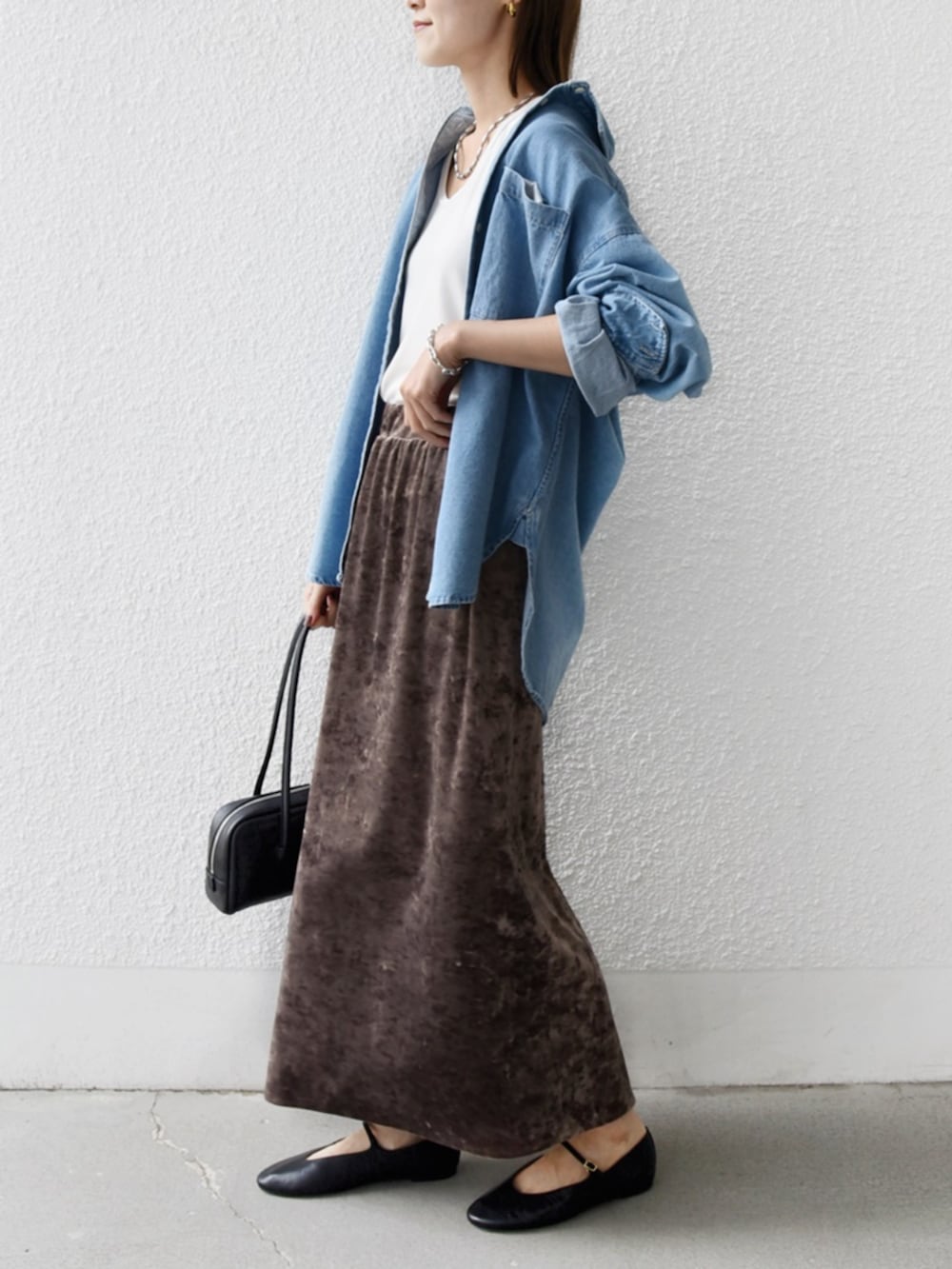 ブルー系のシャツ/ブラウス、ホワイト系のタンクトップ、ブラウン系のスカートを着用したレディースの秋コーディネートの3枚目の写真