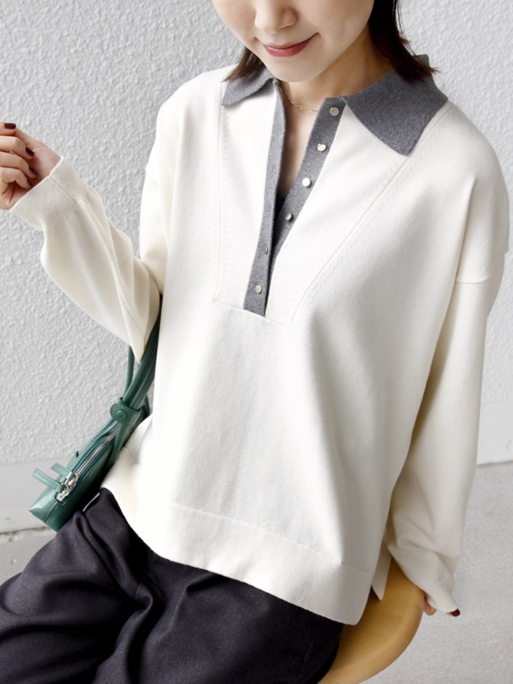 ホワイト系のニット/セーターを着用したレディースの秋コーディネートの4枚目の写真