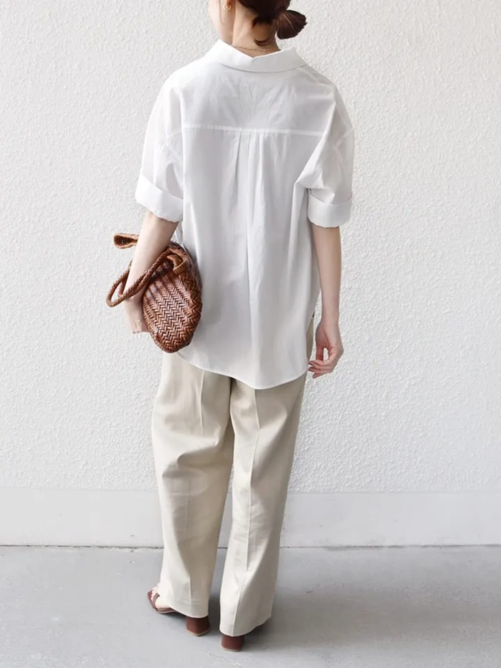 ホワイト系のシャツ/ブラウス、グレー系のタンクトップ、ベージュ系のその他パンツを着用したレディースの春コーディネートの3枚目の写真