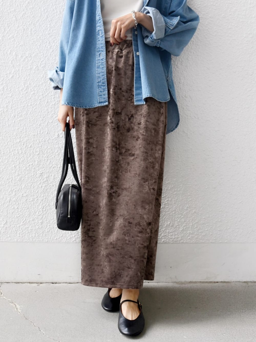 ブルー系のシャツ/ブラウス、ホワイト系のタンクトップ、ブラウン系のスカートを着用したレディースの秋コーディネートの4枚目の写真