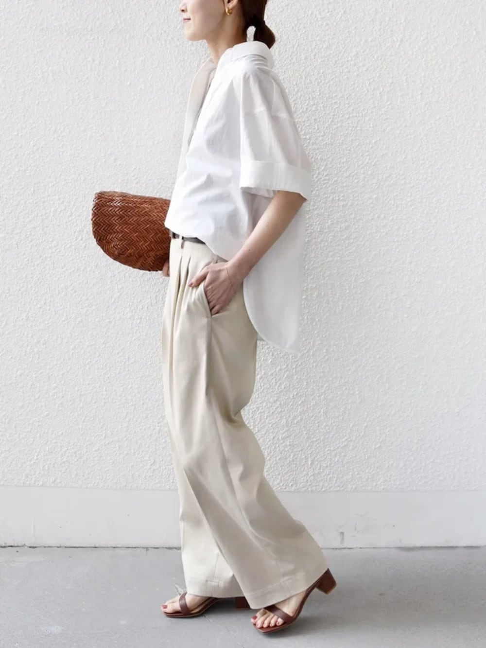 ホワイト系のシャツ/ブラウス、グレー系のタンクトップ、ベージュ系のその他パンツを着用したレディースの春コーディネートの2枚目の写真