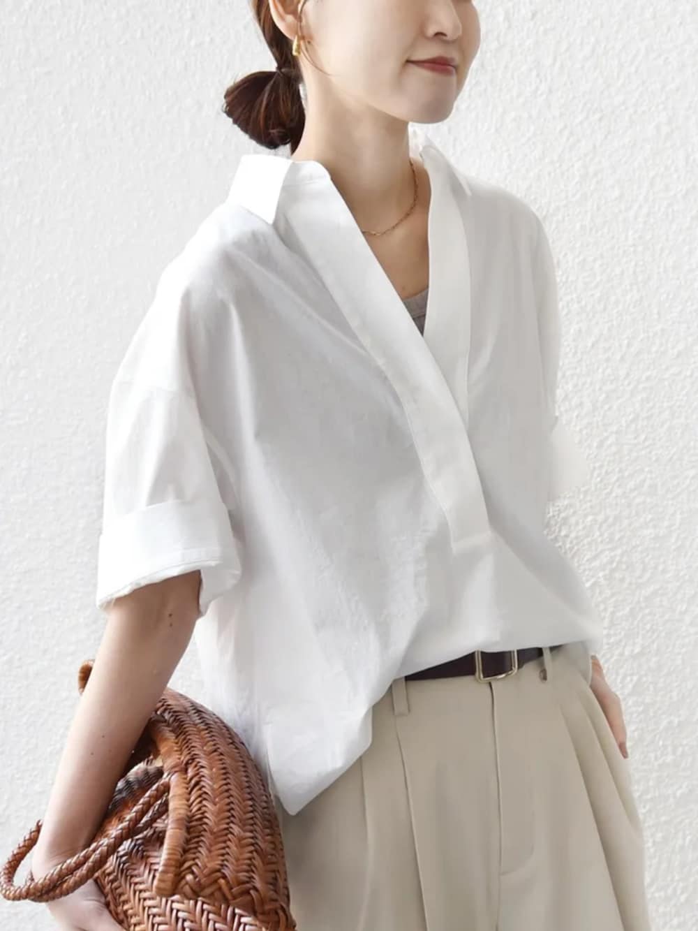 ホワイト系のシャツ/ブラウス、グレー系のタンクトップ、ベージュ系のその他パンツを着用したレディースの春コーディネートの4枚目の写真