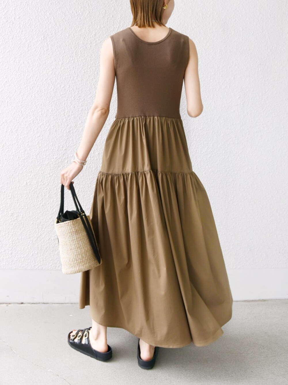 ホワイト系のシャツ/ブラウス、ベージュ系のトートバッグ、ブラウン系のワンピースを着用したレディースの夏コーディネートの4枚目の写真