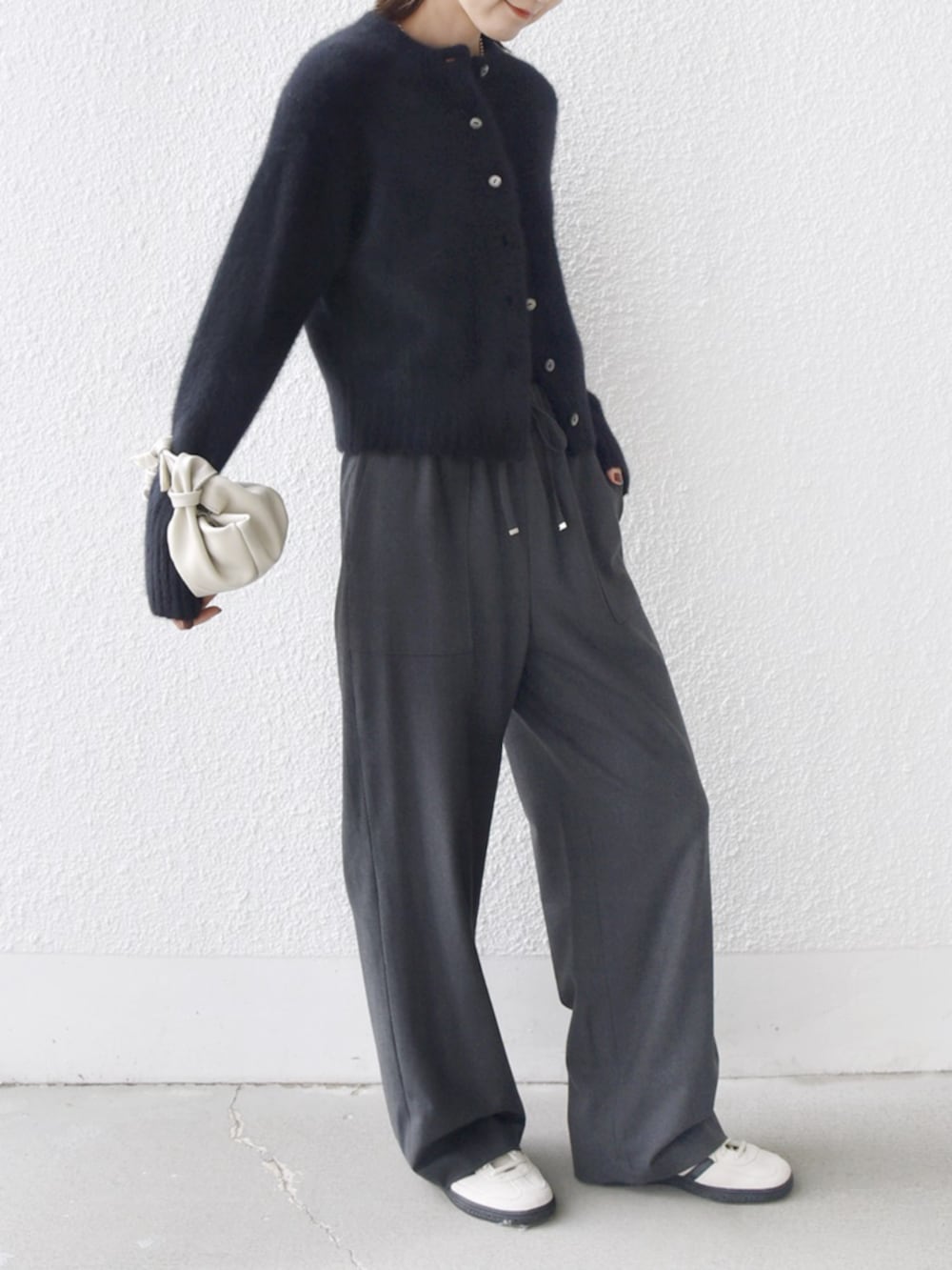 ブラック系のカーディガン/ボレロ、グレー系のその他パンツを着用したレディースの秋コーディネートの3枚目の写真