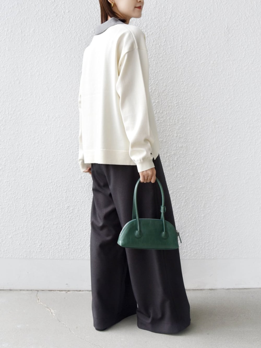 ホワイト系のニット/セーターを着用したレディースの秋コーディネートの3枚目の写真