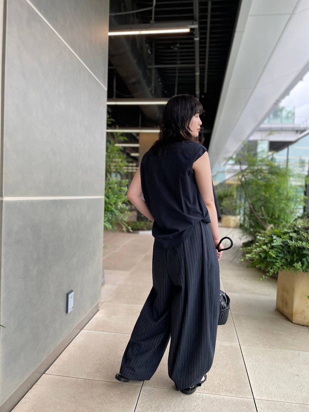 ブルー系のシャツ/ブラウス、ブルー系のその他パンツを着用したレディースの夏コーディネートの5枚目の写真