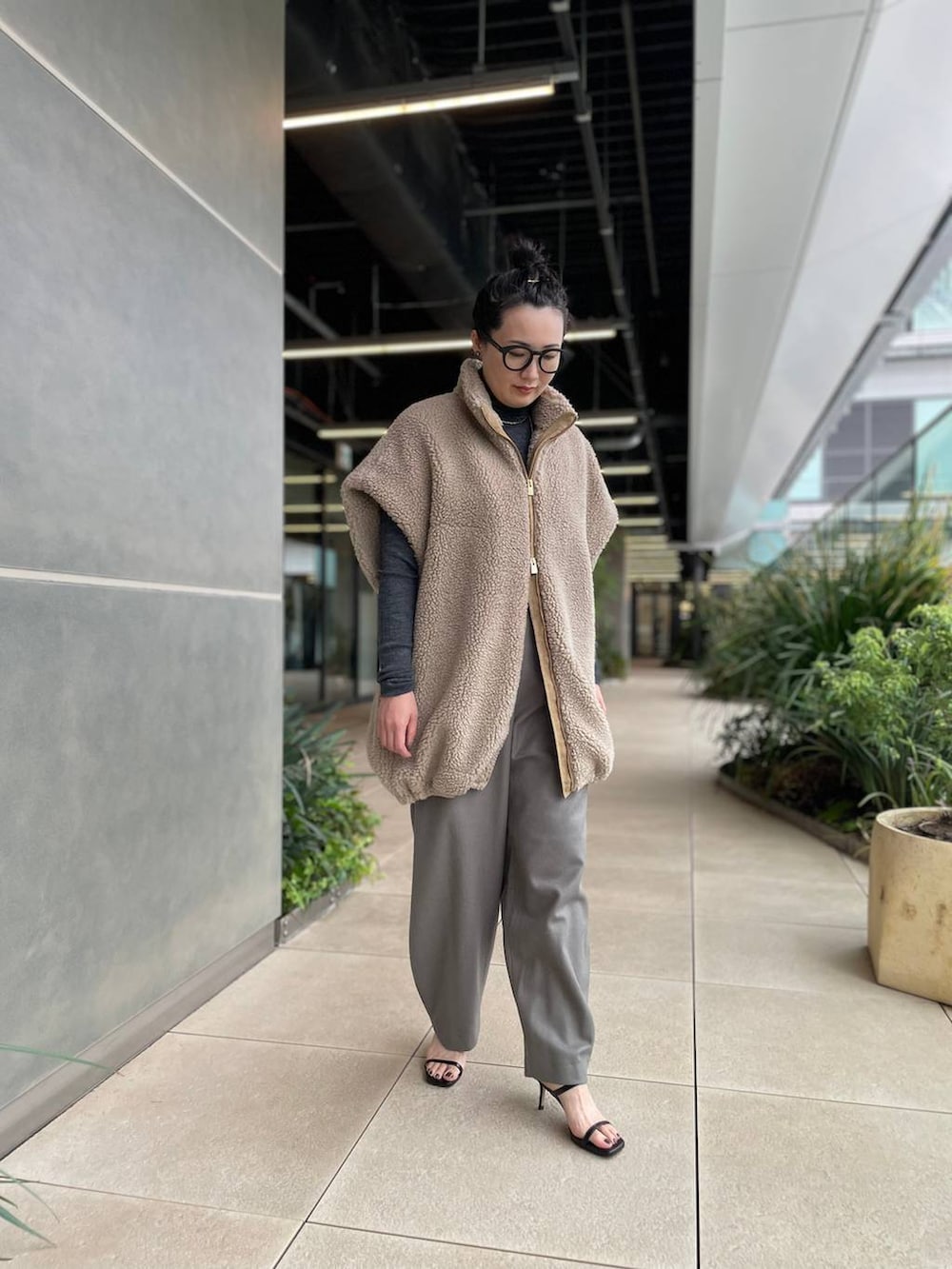 ベージュ系のその他パンツ、ベージュ系のブルゾン、グレー系のニット/セーターを着用したレディースの秋コーディネートの4枚目の写真