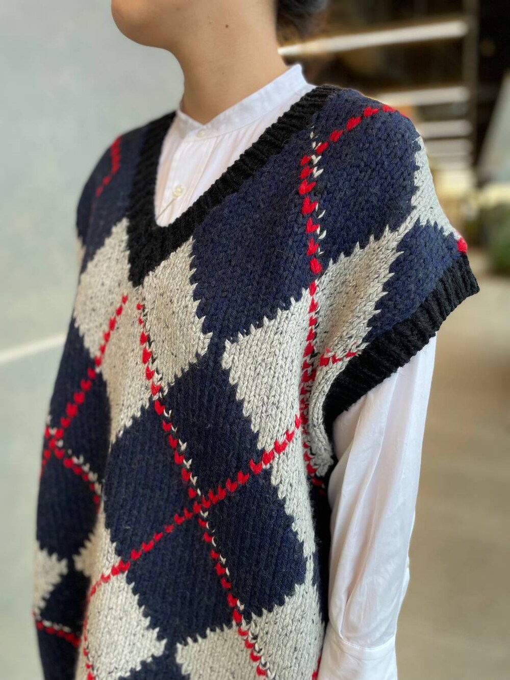 ホワイト系のシャツ/ブラウス、ブルー系のベスト、グレー系のその他パンツを着用したレディースの秋コーディネートの9枚目の写真