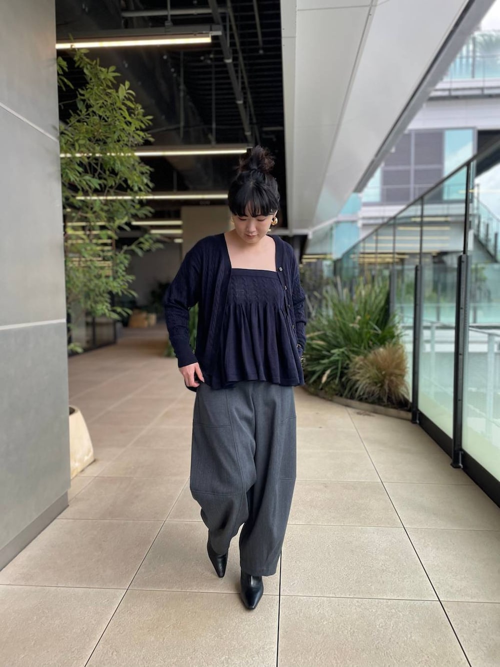 ブルー系のカーディガン/ボレロ、ブルー系のキャミソール、グレー系のその他パンツを着用したレディースの秋コーディネートの7枚目の写真