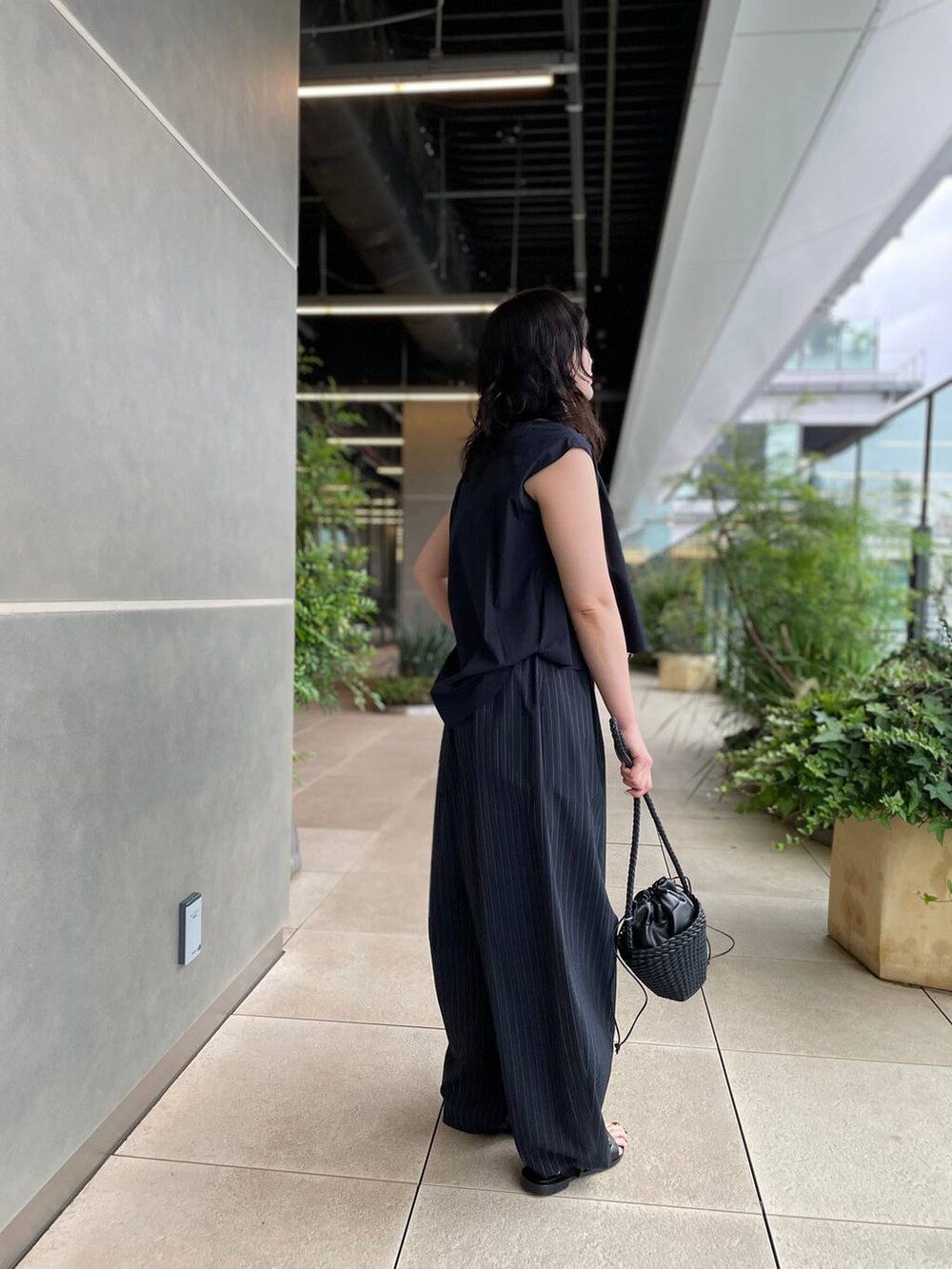 ブルー系のシャツ/ブラウス、ブルー系のその他パンツを着用したレディースの夏コーディネートの4枚目の写真