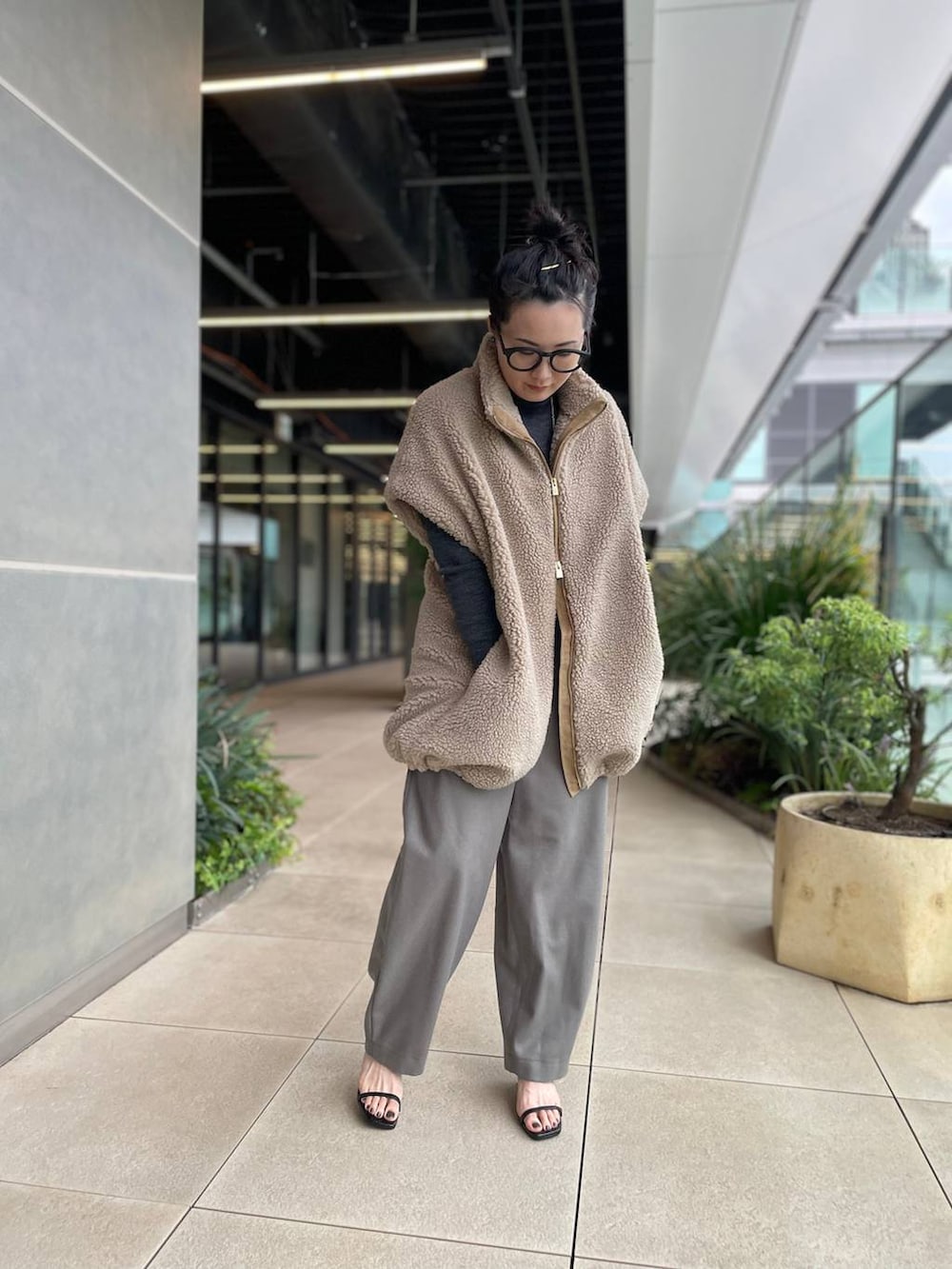 ベージュ系のその他パンツ、ベージュ系のブルゾン、グレー系のニット/セーターを着用したレディースの秋コーディネートの7枚目の写真