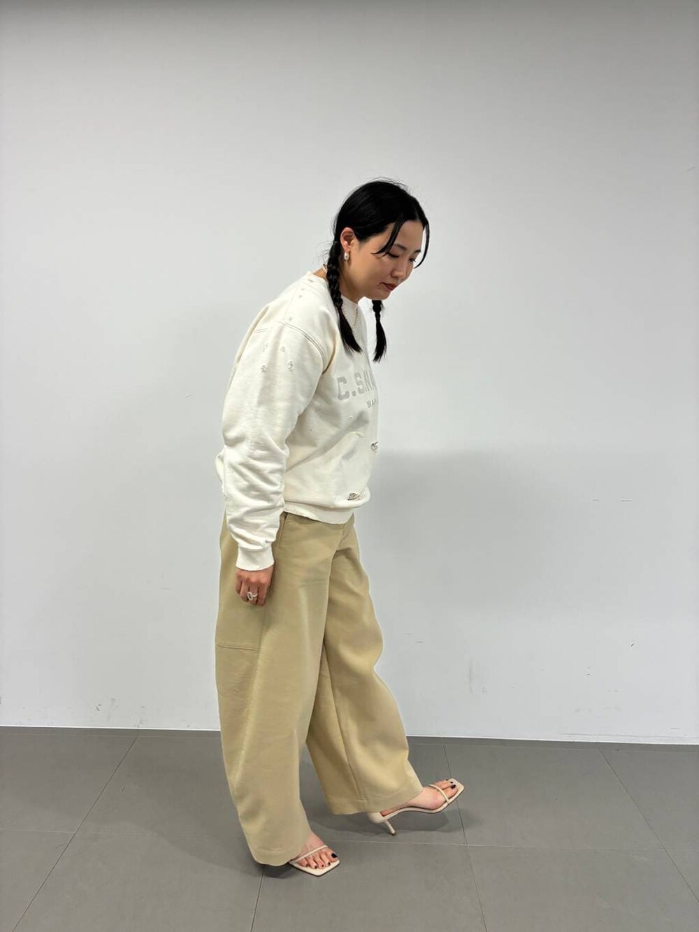 ブラウン系のその他パンツ、シルバー系のピアス（両耳用）を着用したレディースの冬コーディネートの2枚目の写真