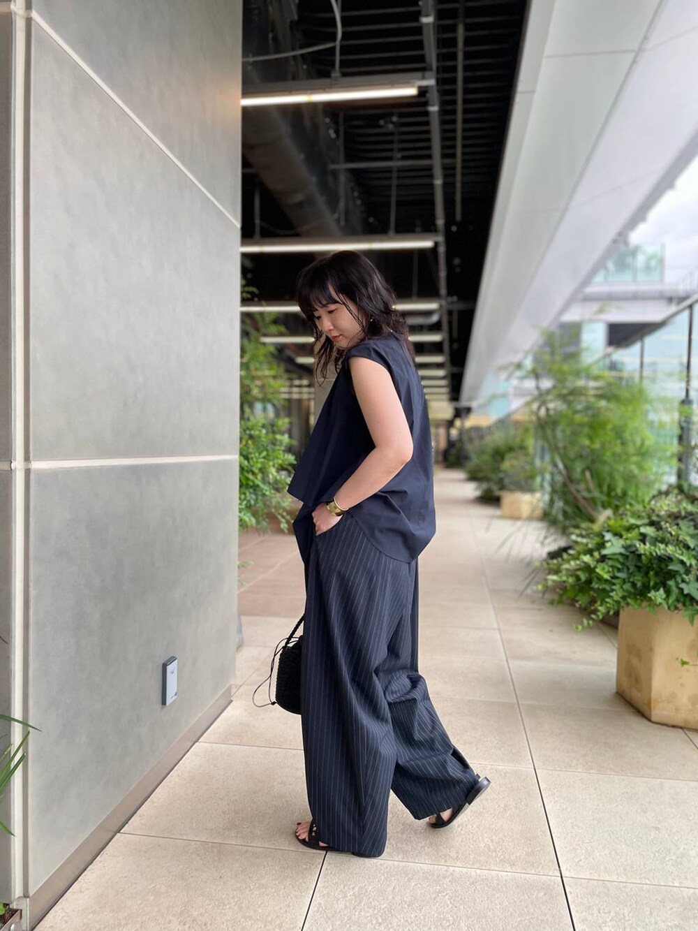 ブルー系のシャツ/ブラウス、ブルー系のその他パンツを着用したレディースの夏コーディネートの7枚目の写真