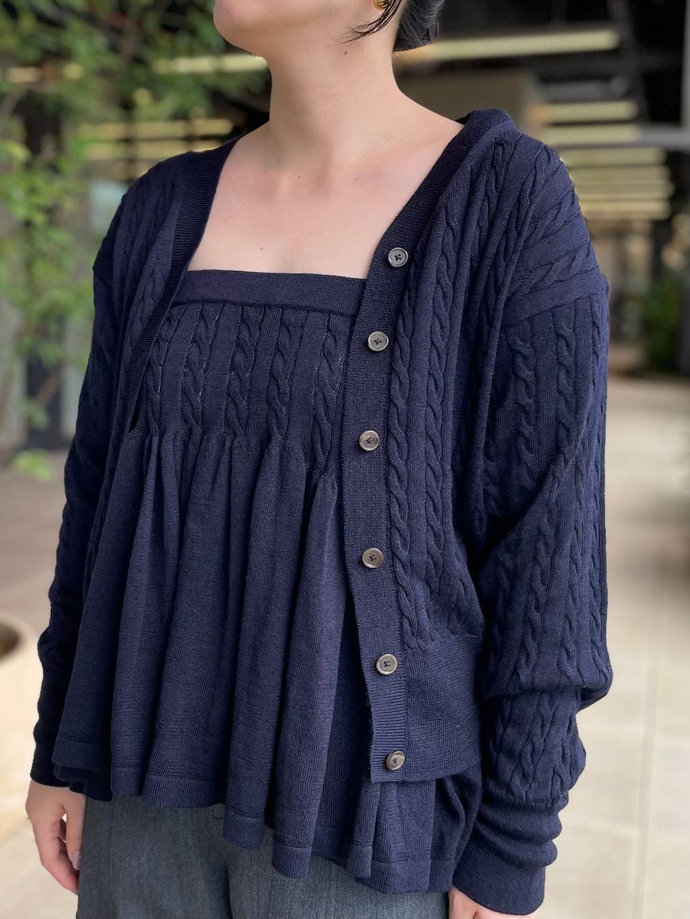 ブルー系のカーディガン/ボレロ、ブルー系のキャミソール、グレー系のその他パンツを着用したレディースの秋コーディネートの8枚目の写真