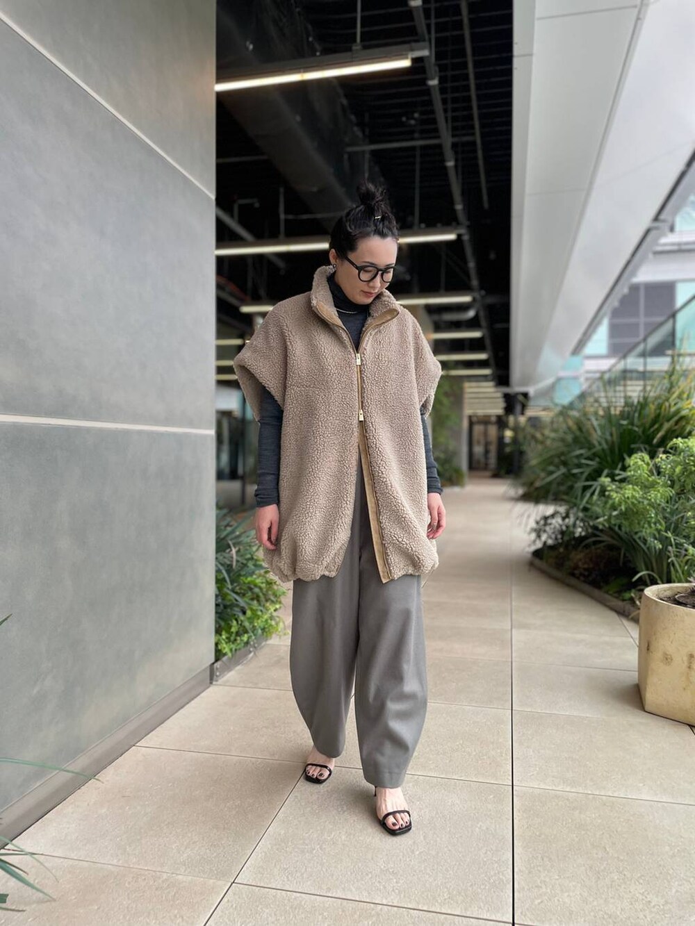 ベージュ系のその他パンツ、ベージュ系のブルゾン、グレー系のニット/セーターを着用したレディースの秋コーディネートの2枚目の写真