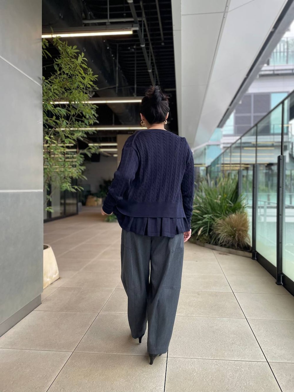 ブルー系のカーディガン/ボレロ、ブルー系のキャミソール、グレー系のその他パンツを着用したレディースの秋コーディネートの4枚目の写真