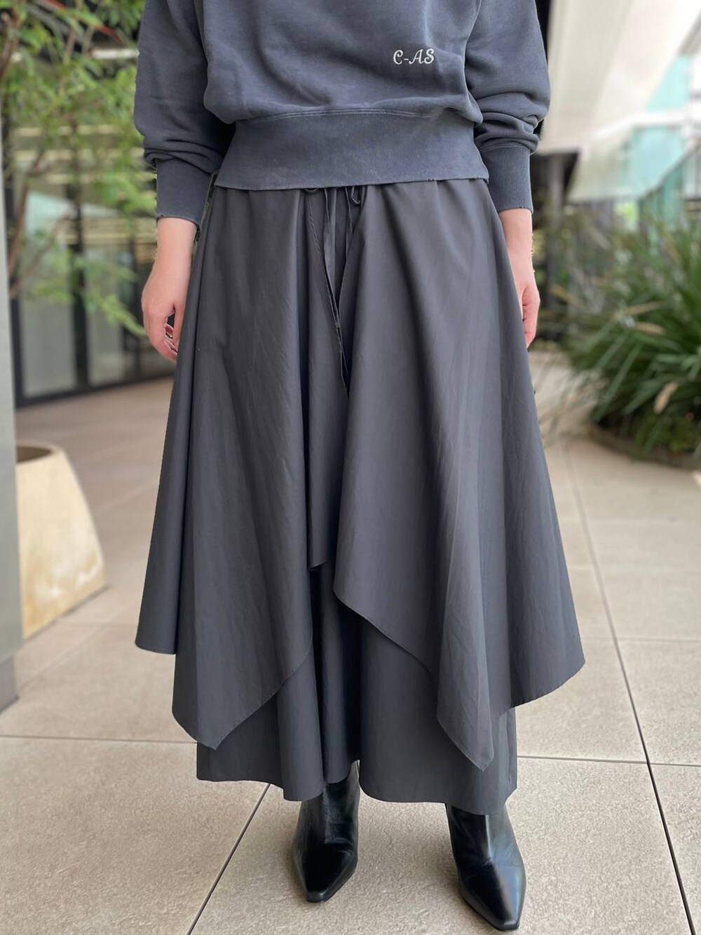 グレー系のスカートを着用したレディースの夏コーディネートの8枚目の写真