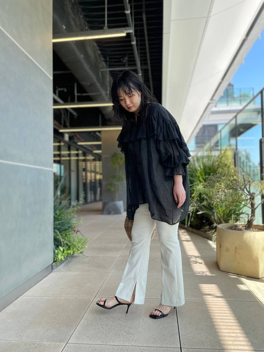 「Curensology、リラックス、モード、ナチュラル、体型カバー、カジュアル、旅行、パンツ、ブラウス」｜「CurensologyのCurensology(カレンソロジー)/リネンブレンドシアーブラウス（シャツ/ブラウス、ブラック系）」を使った、miri63clさん（レディース・161cm）の春コーディネートの5枚目の写真