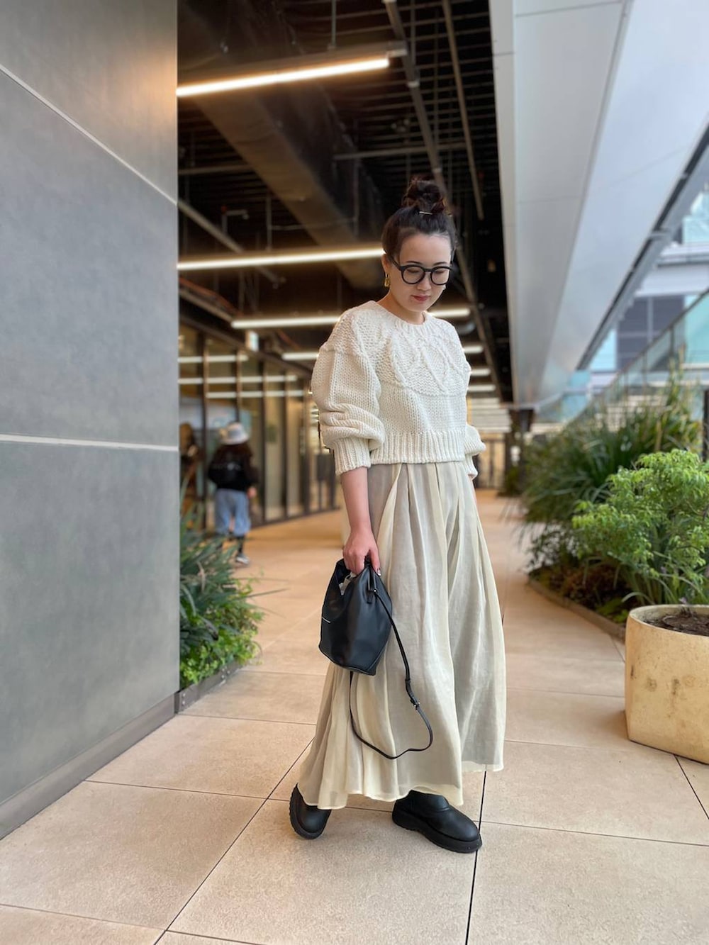 ホワイト系のニット/セーター、ホワイト系のスカートを着用したレディースの秋コーディネートの3枚目の写真