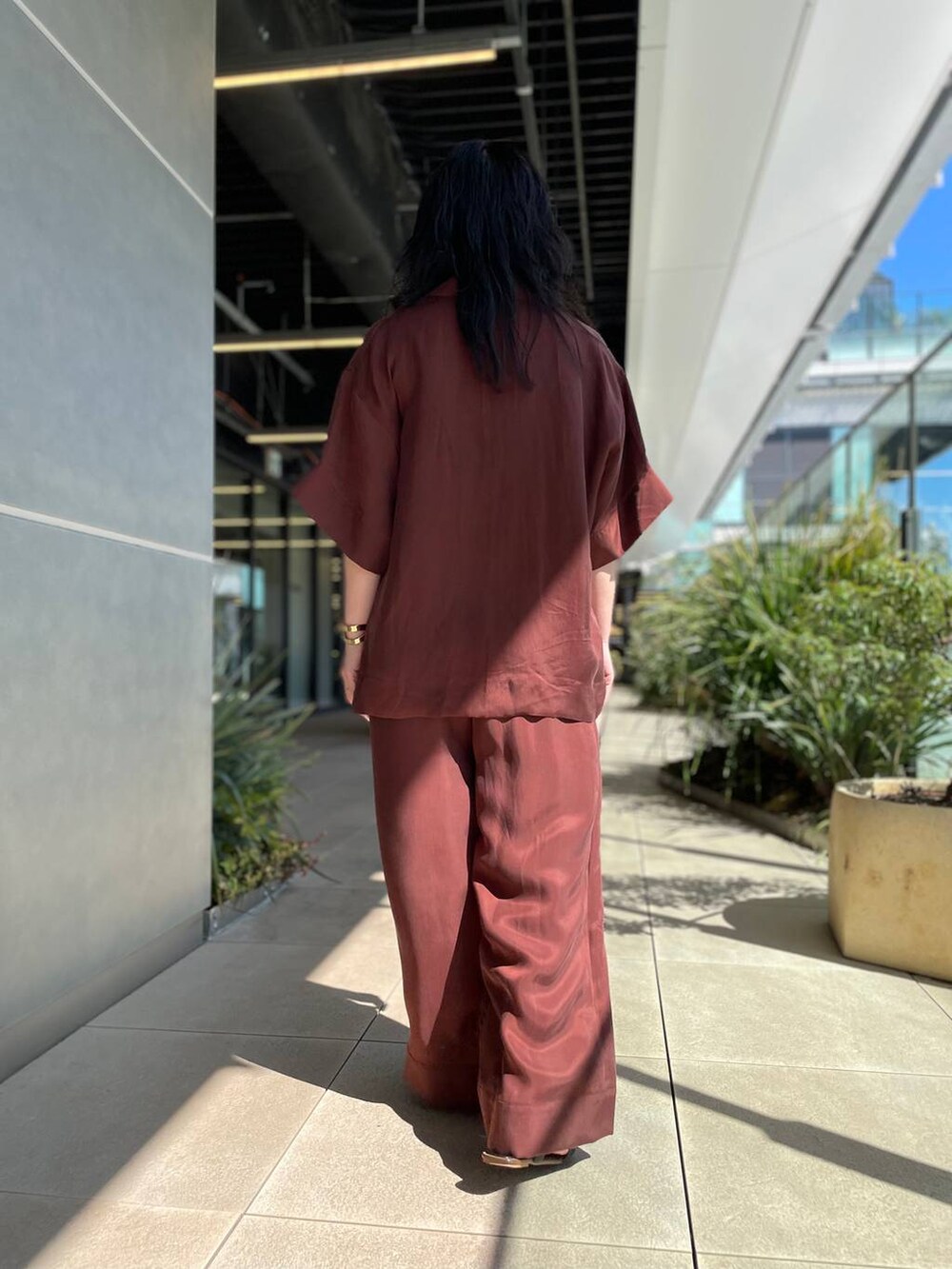「リラックス、モード、ナチュラル、体型カバー、カジュアル、旅行、Curensology、セットアップ、シャツ、ワイドパンツ」｜「CurensologyのCurensology(カレンソロジー)/＜ＣＳＧ＞ニレンバングル（バングル/リストバンド、ゴールド系）」を使った、miri63clさん（レディース・161cm）の春コーディネートの5枚目の写真