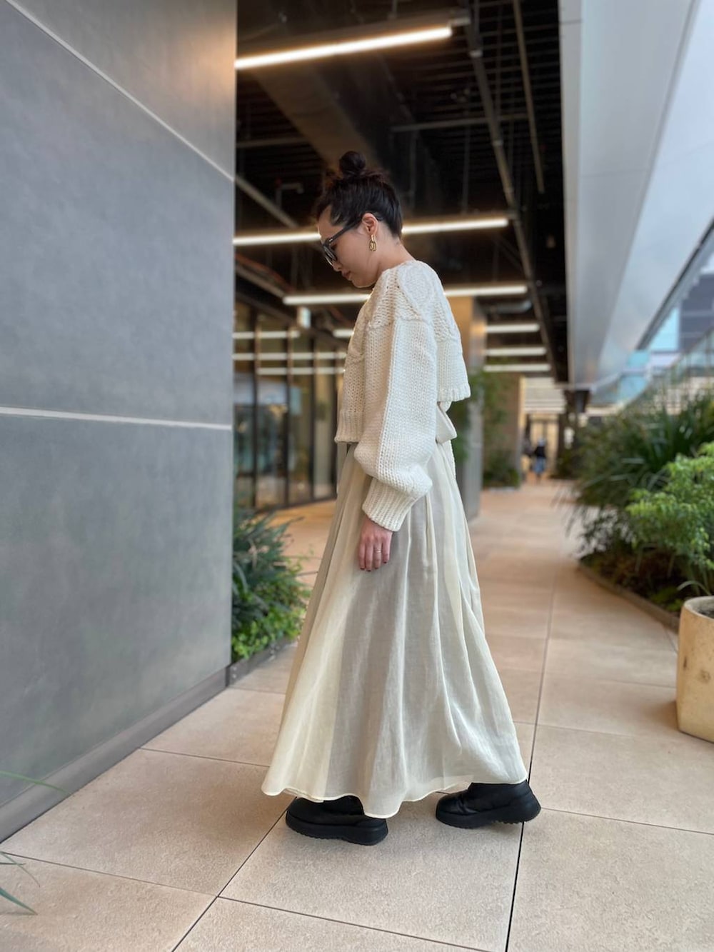 ホワイト系のニット/セーター、ホワイト系のスカートを着用したレディースの秋コーディネートの5枚目の写真