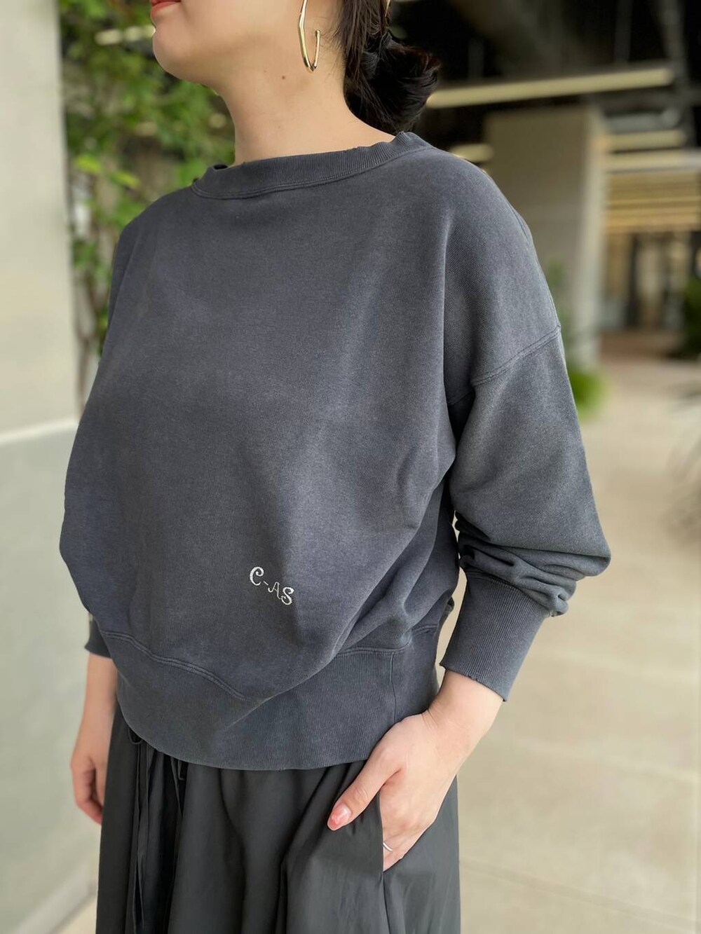 グレー系のスカートを着用したレディースの夏コーディネートの7枚目の写真