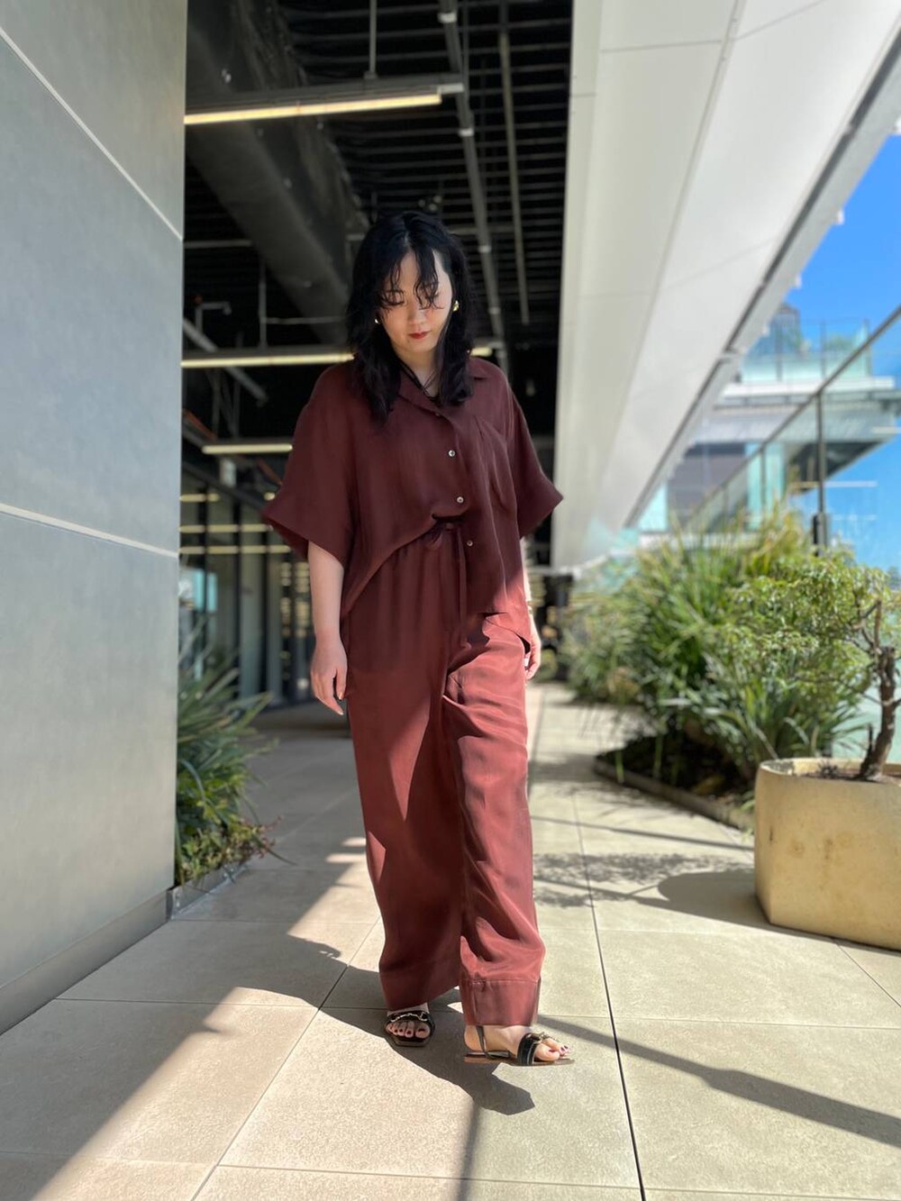 「リラックス、モード、ナチュラル、体型カバー、カジュアル、旅行、Curensology、セットアップ、シャツ、ワイドパンツ」｜「CurensologyのCurensology(カレンソロジー)/＜ＣＳＧ＞ニレンバングル（バングル/リストバンド、ゴールド系）」を使った、miri63clさん（レディース・161cm）の春コーディネートの7枚目の写真