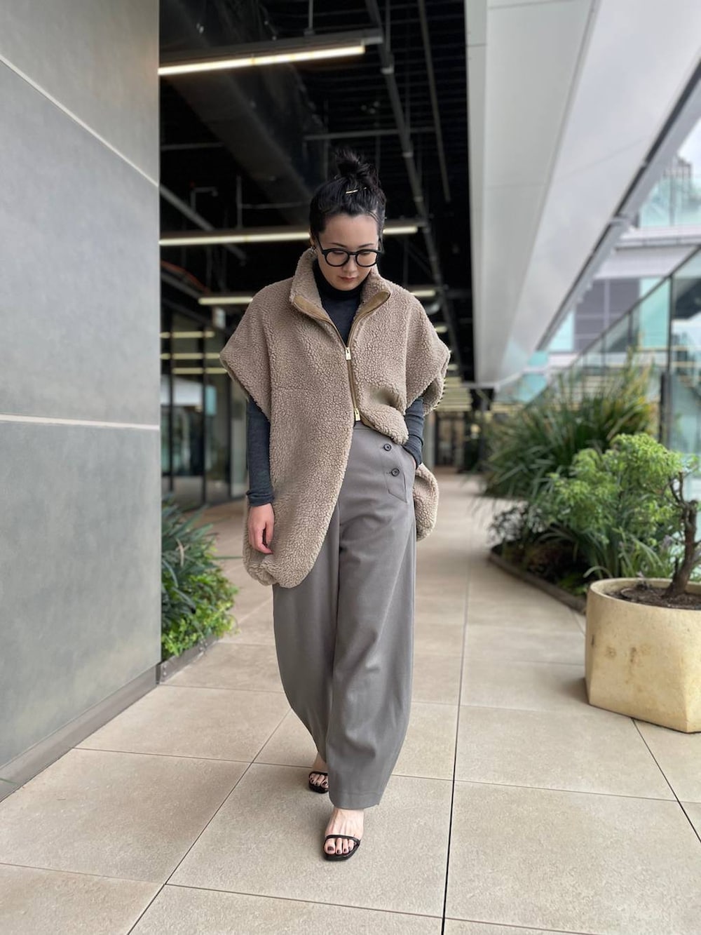 ベージュ系のその他パンツ、ベージュ系のブルゾン、グレー系のニット/セーターを着用したレディースの秋コーディネートの8枚目の写真