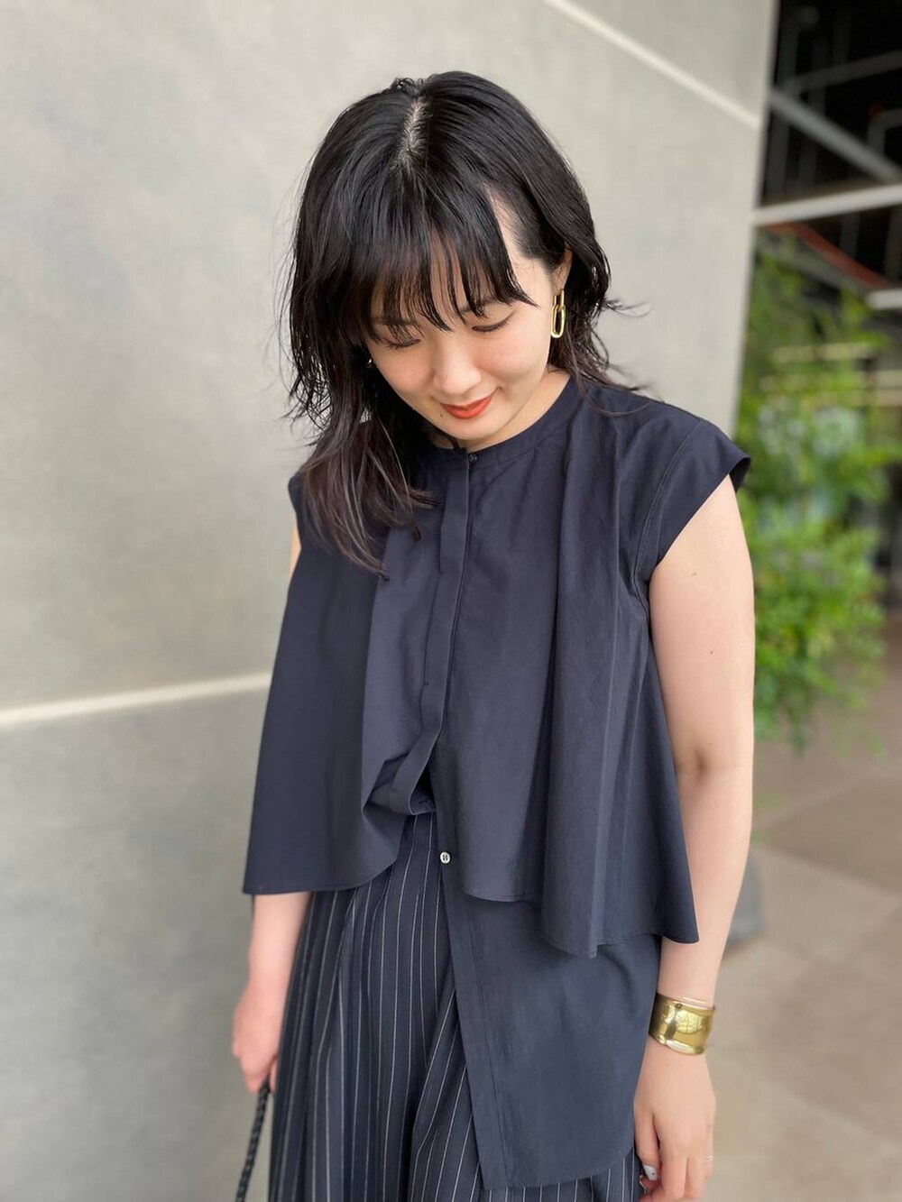 ブルー系のシャツ/ブラウス、ブルー系のその他パンツを着用したレディースの夏コーディネートの10枚目の写真