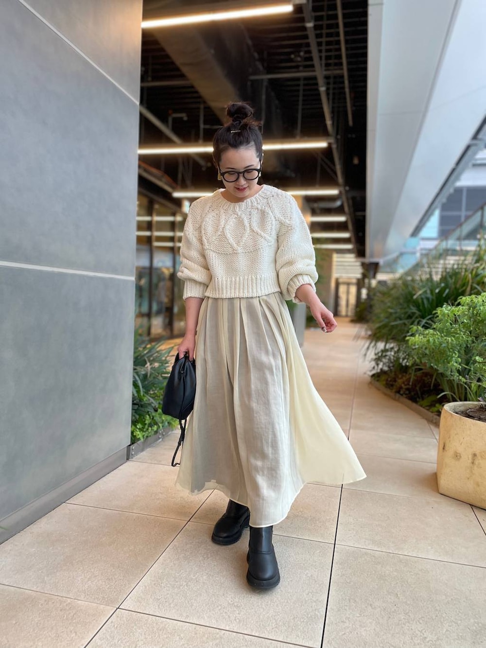 ホワイト系のニット/セーター、ホワイト系のスカートを着用したレディースの秋コーディネートの2枚目の写真