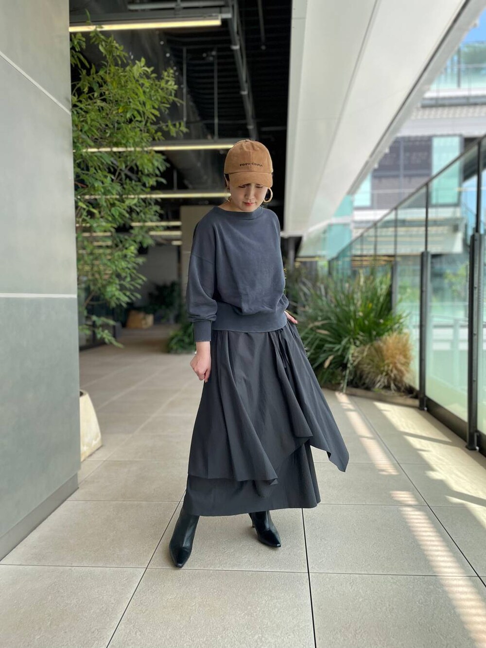 グレー系のスカートを着用したレディースの夏コーディネートの6枚目の写真