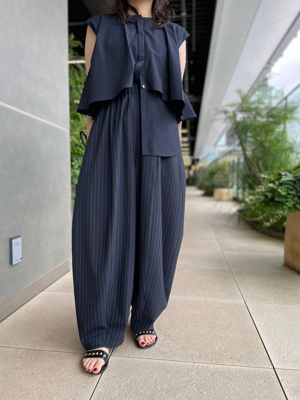 ブルー系のシャツ/ブラウス、ブルー系のその他パンツを着用したレディースの夏コーディネートの9枚目の写真