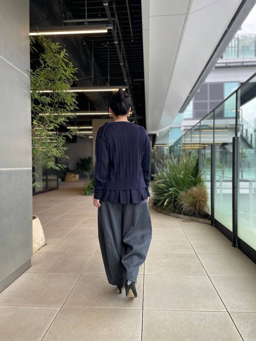 ブルー系のカーディガン/ボレロ、ブルー系のキャミソール、グレー系のその他パンツを着用したレディースの秋コーディネートの5枚目の写真