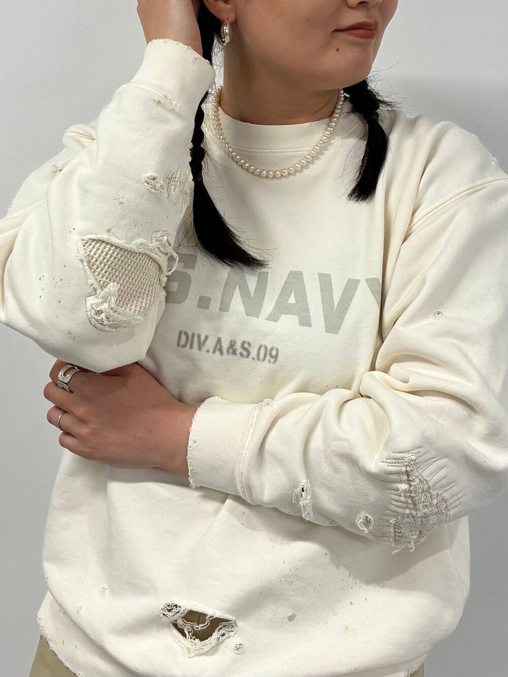 ブラウン系のその他パンツ、シルバー系のピアス（両耳用）を着用したレディースの冬コーディネートの6枚目の写真