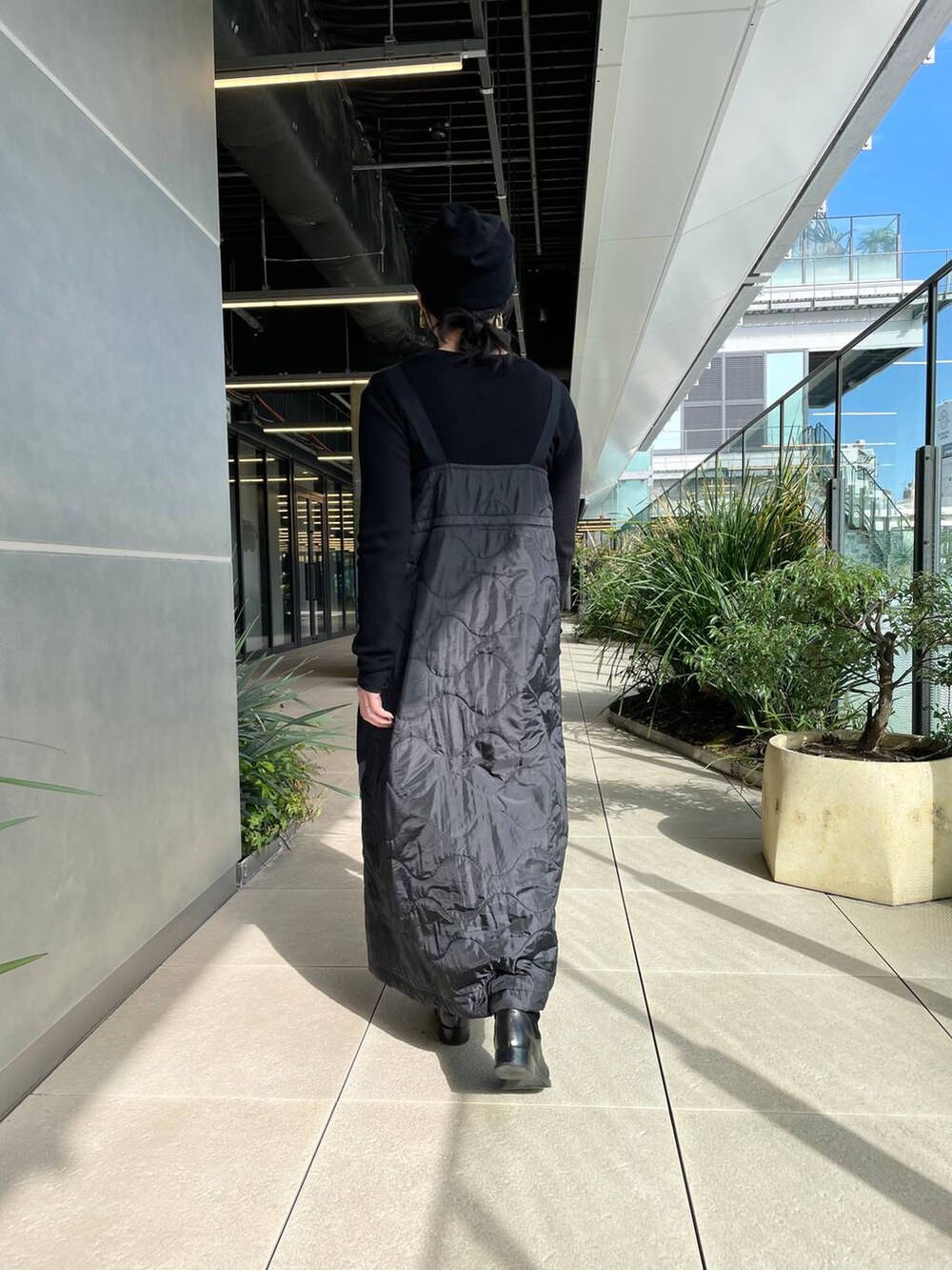 「リラックス、モード、ナチュラル、ワンピース、スカート、秋コーデ、冬コーデ、Curensology、旅行、カジュアル」｜「CurensologyのCurensology(カレンソロジー)/＜&RC＞キルティングワンピース（ワンピース、ブラック系）」を使った、miri63clさん（レディース・161cm）の秋コーディネートの6枚目の写真