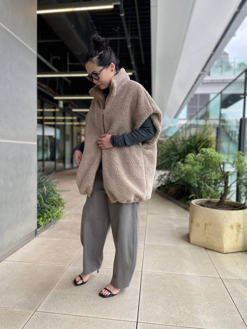 ベージュ系のその他パンツ、ベージュ系のブルゾン、グレー系のニット/セーターを着用したレディースの秋コーディネートの6枚目の写真